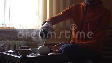 在<strong>中国传统</strong>茶道中，人们用茶壶倒茶。 一套茶饮设备